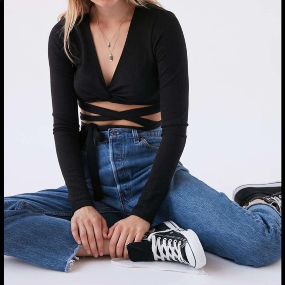 UO Sabel Cropped Textured Wrap Top Small